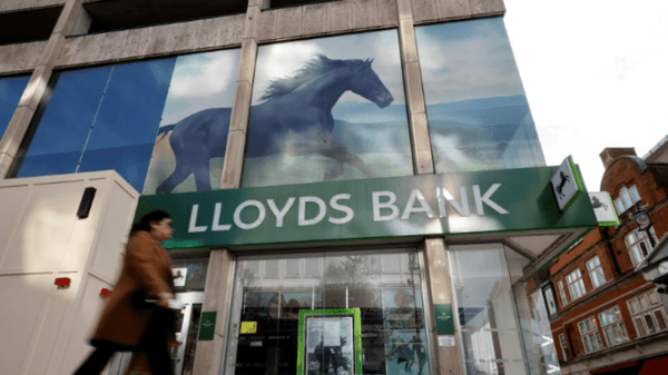 Lloyds bank cuts almost 800 jobs in online switch