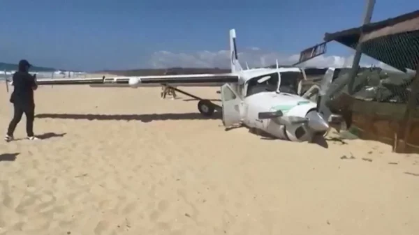 A man was killed by a parachute plane during an emergency landing on a beach in Mexico.